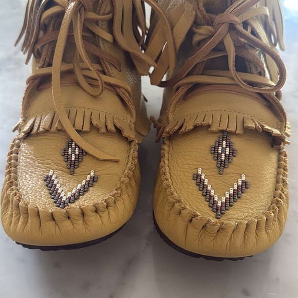 Manitobah Mukluks Unisex Indigenous Leather Moccasins Men’s 9 Women’s 11 - Picture 8 of 10